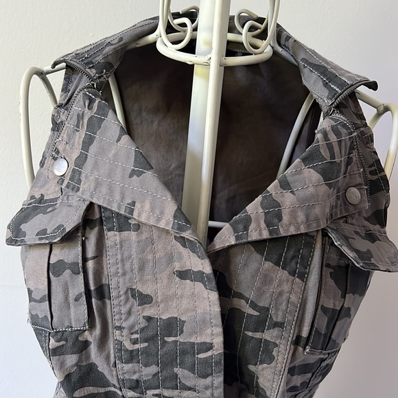 G.I.L.I Grey Camo belted vest - Picture 2 of 7